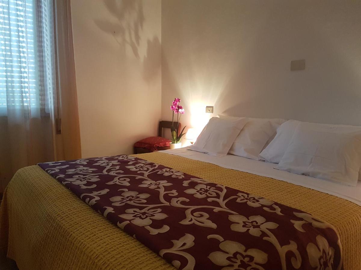 Albergo Smeraldo Кастелнуово Магра Екстериор снимка