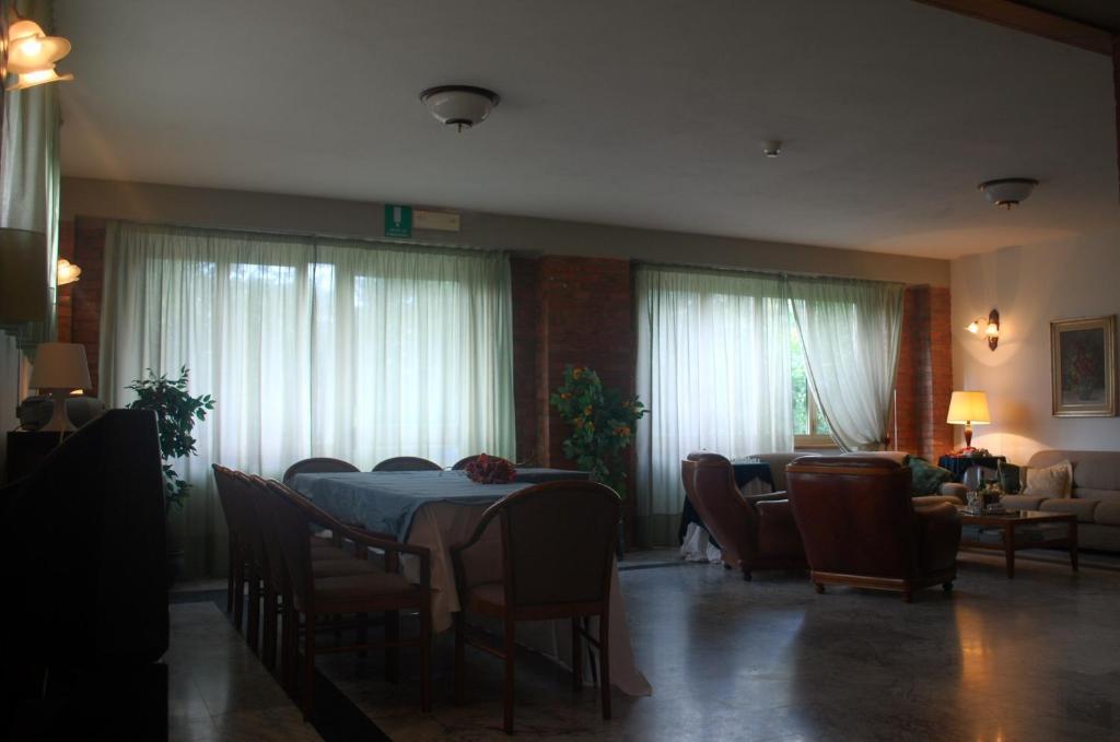 Albergo Smeraldo Кастелнуово Магра Екстериор снимка