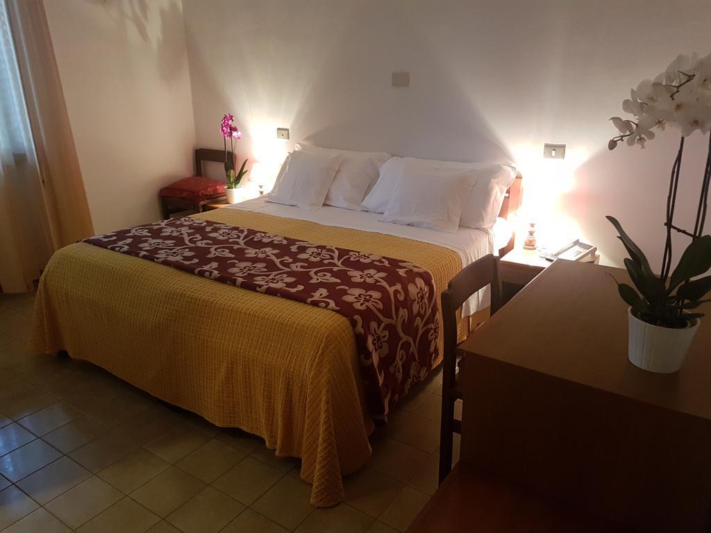 Albergo Smeraldo Кастелнуово Магра Екстериор снимка