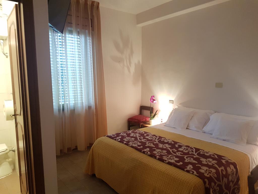 Albergo Smeraldo Кастелнуово Магра Екстериор снимка