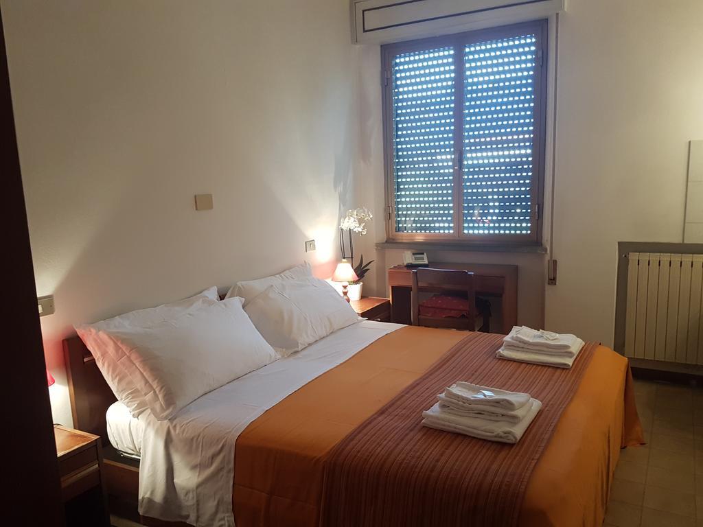 Albergo Smeraldo Кастелнуово Магра Екстериор снимка
