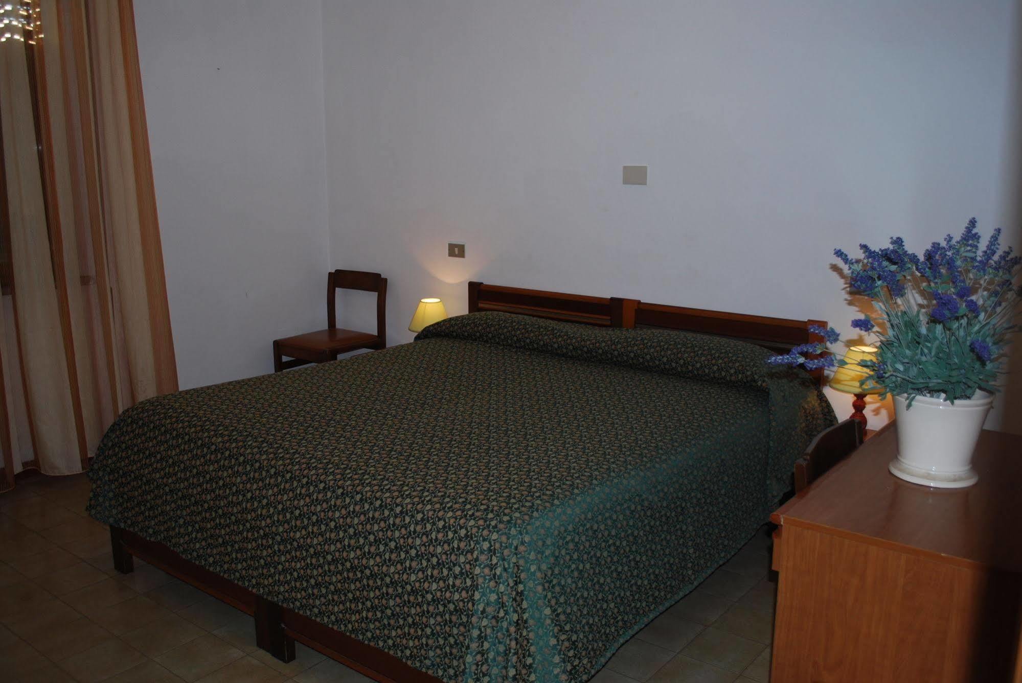 Albergo Smeraldo Кастелнуово Магра Екстериор снимка