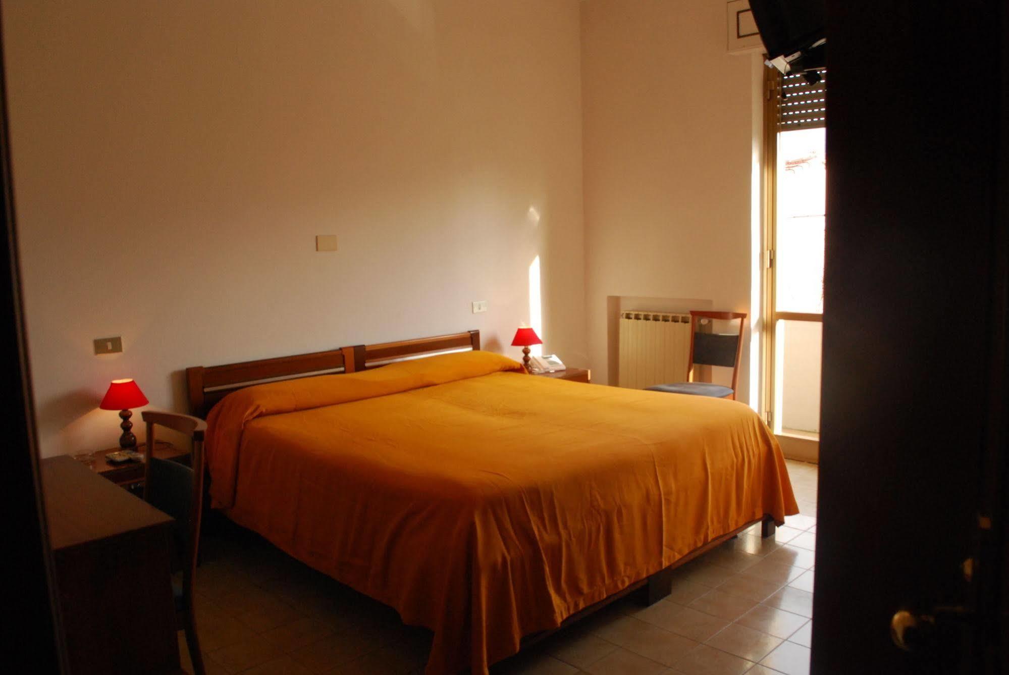 Albergo Smeraldo Кастелнуово Магра Екстериор снимка