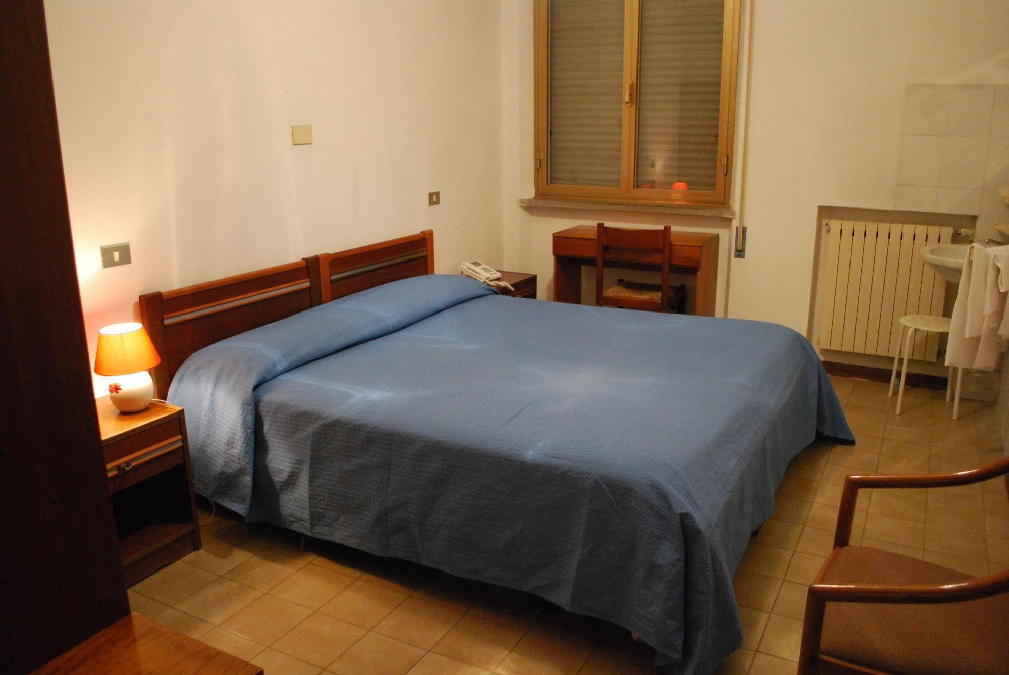 Albergo Smeraldo Кастелнуово Магра Екстериор снимка